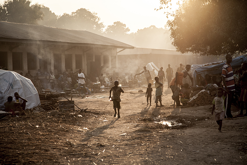 En quelques semaines, la mission catholique de Bossangoa, à environ 400 km de la capitale centrafricaine, est devenue un immense camp de déplacés.