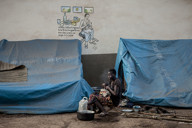 Nina et sa fille Melvina ont fui leur maison il y a plusieurs semaines. Depuis, elles dorment et vivent ici, sous une bâche, à l’entrée de la mission catholique de Bossangoa.