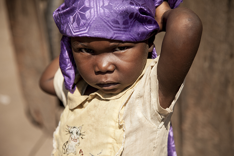 Abigail, 4 ans, vit ici avec sa famille depuis 2 mois. Les violences ont généré une immense population d’enfants déplacés et d’élèves déscolarisés.