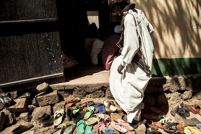 Plusieurs hommes entrent dans la mosquée pour la prière du vendredi en laissant leurs chaussures dehors mais pas leur kalashnikov. Selon Ismaïl Nafi, imam de Bossangoa, “ il y a beaucoup de souffrance des deux côtés. Beaucoup de gens sont morts. Et pas des militaires, mais des civils. Un grand nombre de Musulmans ont été tués à Bossangoa et dans ses environs.” 