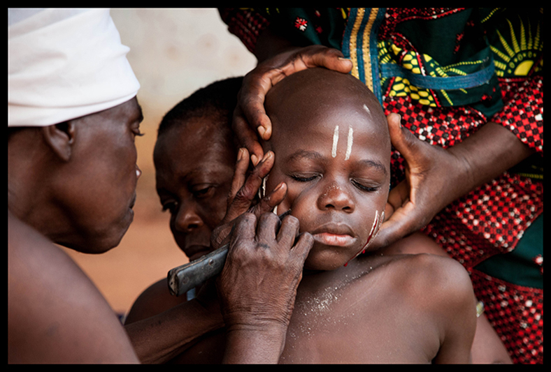Hospice (photo), et son frère Luc, 12 ans et 10 ans, ont eu les joues, les tempes et le front incisés au couteau sans qu’ils versent une seule larme.