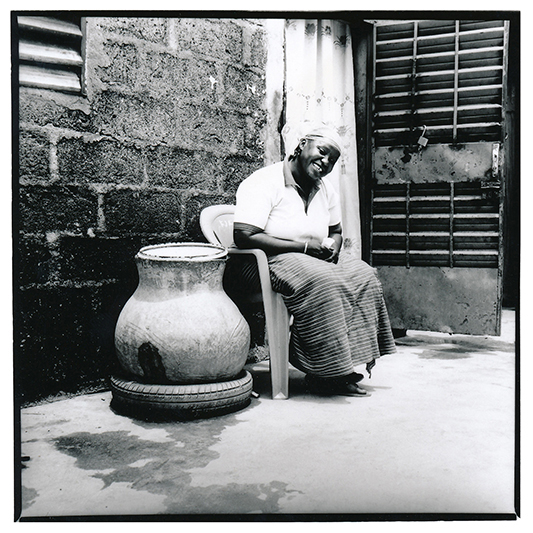 Même humiliée par la présence imposée d'une co-épouse de 20 ans sa cadette, Awa ne perd pas son sens de l'humour. Elle qui avait suivi son mari au Gabon et prit le goût du voyage, a dû rentrer au village suite à une maladie. Quelque temps plus tard, l'époux a continué sa route vers l'Italie, avant d'annoncer qu'il se remariait. Awa a dû accepter. C'est pourtant une femme fière. Elle a le verbe haut et un rire sonore quand elle raconte comment à l'époque, elle avait renvoyé un mandat parce qu'elle estimait que le montant de l'argent expedié était ridicule. 