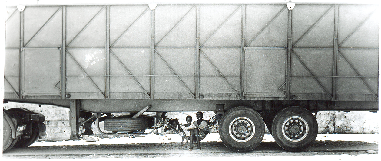 Le bonheur sous un camion. Thiaroye-sur-mer, Sénégal. 2010.